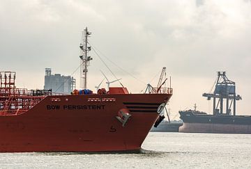 Tanker verlaat de haven Rotterdam zeeman op de boeg. van scheepskijkerhavenfotografie