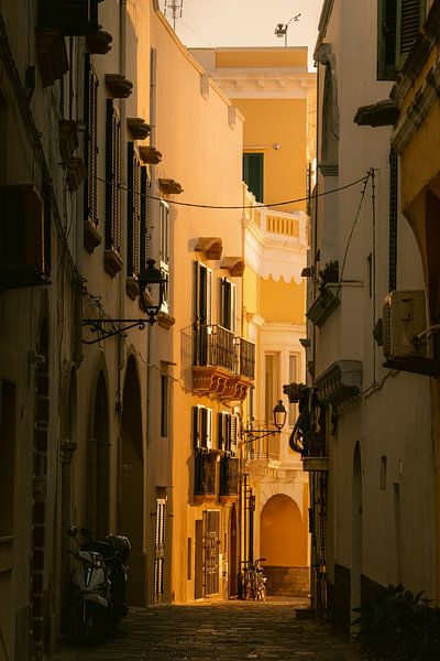 Soleil du soir au bout de la rue | Italie par Marika Huisman fotografie