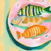 Des poissons ludiques sur une assiette rose sur But First Framing