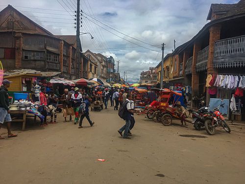 Vie quotidienne dans les rues d'un village à Madagascar