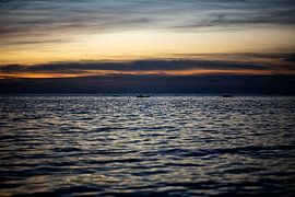 Abendrot an der Küste mit Fischerbooten