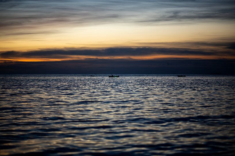 Abendrot an der Küste mit Fischerbooten von Franklin Driessen