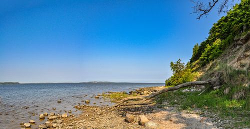 Natuurlijk strand, lagune in Lietzow, Great Jasmund Bodden
