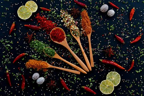 Kruiden en speerijen op pollepels