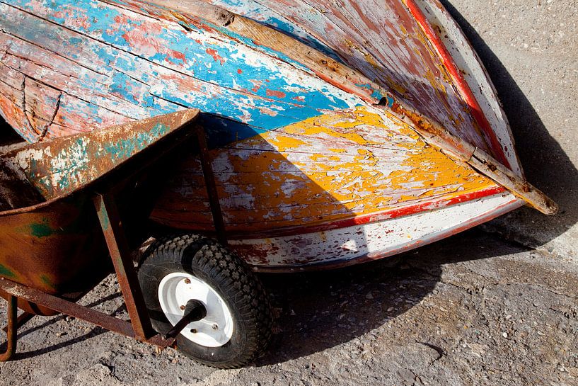 Afgebladderde boot van Dennis Claessens