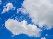 Blauwe lucht met wolken part I van Martijn Tilroe thumbnail