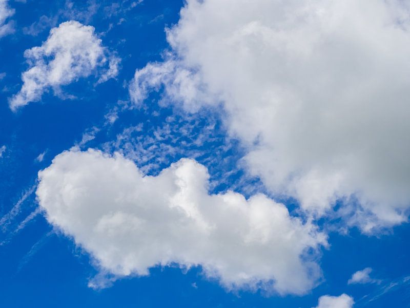 Blauwe lucht met wolken part I van Martijn Tilroe