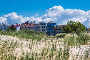 Blick auf Gebäude mit Düne in Warnemünde