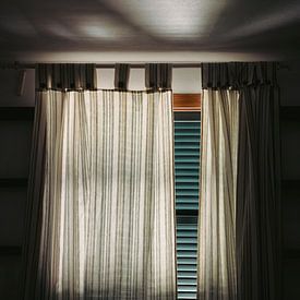 Cadre de fenêtre espagnol : Un jeu mystique d'ombre et de lumière sur Wendy Bos