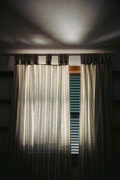 Spanischer Fensterrahmen: Ein mystisches Spiel von Licht und Schatten