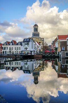 Oude Rijn en Hartebrugkerk in Leiden van Dirk van Egmond