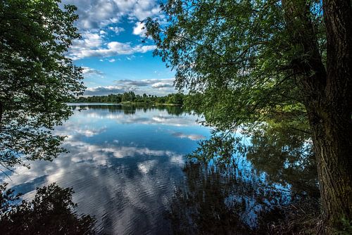 weerspiegeling in een meer  by Rob Herstel