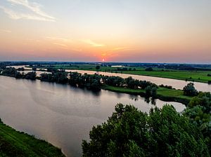 IJssel-Landschaft bei Sonnenuntergang von oben gesehen