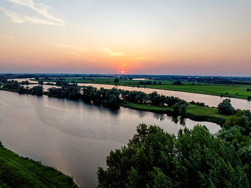 IJssellandschap tijdens zonsondergang van bovenaf gezien