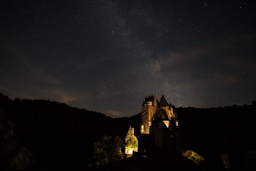 ghostly Eltz Castle van Marcel Derweduwen