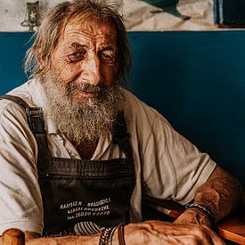 Griechischer Fischer in einem alten Café in Griechenland von Sanne Vermeulen