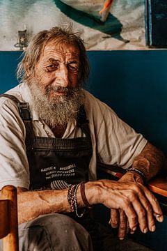 Griekse visser in oud café in Griekenland van Sanne Vermeulen