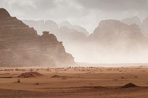 Zandstorm in Wadi Rum, Jordanië van Melissa Peltenburg