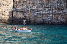 Mittelmeerküste mit Fischerboot an der Amalfiküste in Italien