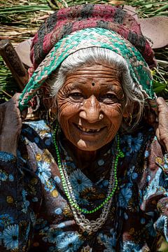 Oude boerin in Nepal van Roland Brack