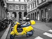 Italienischer gelber Roller von Martijn Tilroe Miniaturansicht