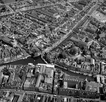Historic black-and-white aerial view of the centre of Leiden