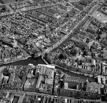 Historic black-and-white aerial view of the centre of Leiden by Frans Rombout