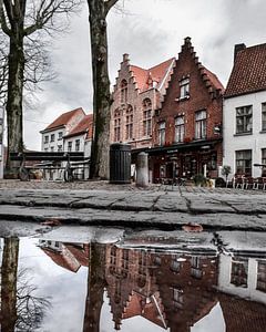 Reflectie van de historische panden in het centrum van Brugge, België