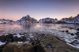 Besneeuwde bergen en bevroren fjord in het ochtendzonlicht in Reine op de Lofoten eilanden in Noorwe van Robert Ruidl