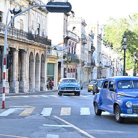 Oldtimer im historischen Habana Vieja von Anouk Hol