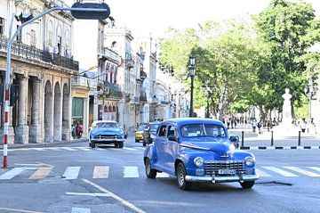 Oldtimer in historisch Habana Vieja van Anouk Hol