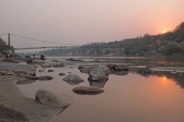 De rivier de Ganges in India bij zonsondergang van Eye on You