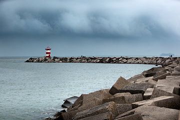 Baken in Scheveningen vlak voor een regenbui van Peter de Kievith Fotografie