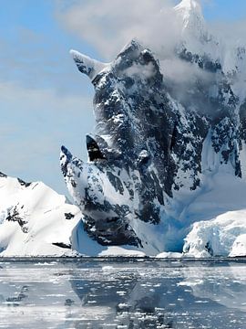 Nashorn-Felsformation zwischen schneebedeckten Bergen in der Antarktis