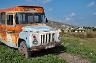 Oude bus in Nagorno-Karabach (Armenië) van Anne Hana thumbnail