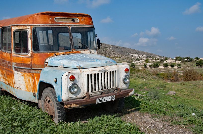 Oude bus in Nagorno-Karabach (Armenië) van Anne Hana