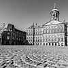 Fast menschenleerer Dammplatz mit dem Königlichen Palast von Amsterdam von Sjoerd van der Wal