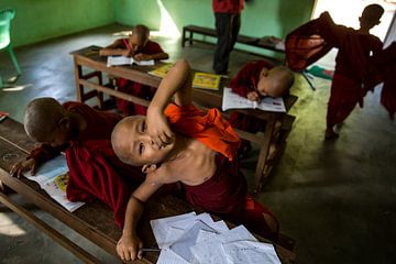 BAGHAN, MYANMAR 12 DÉCEMBRE 2015 - Un jeune moine chinois en classe d'école dans un monastère bouddh