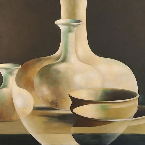 Surrealistische compositie van schalen en vazen