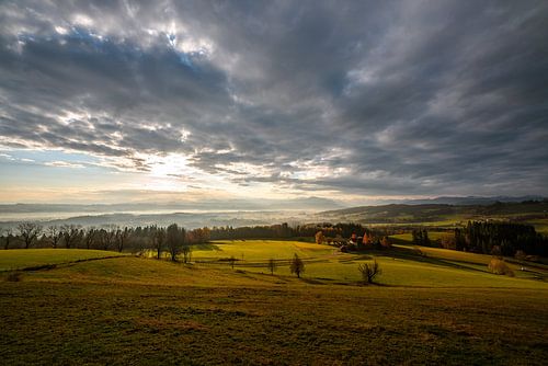 dramatische ochtend over de Allgäuer uitlopers van de Alpen