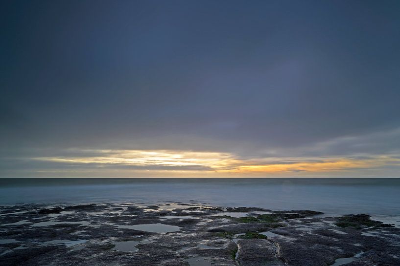 Dunkle Luft am Meer von Barbara Brolsma