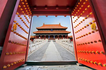 Porte rouge classique ouverte sur la Cité interdite à Pékin - Chine sur Chihong