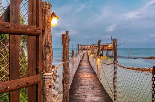 Trabocco Pesce Palombo, alte Fischfangmaschine auf dem Meer