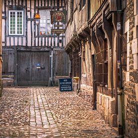 ..... een steeg in Honfleur .... van Robert Van Der Linde