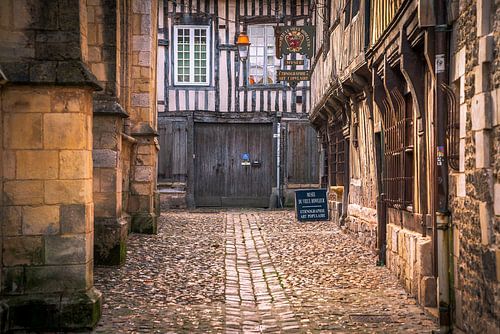 ..... een steeg in Honfleur .... van Robert Van Der Linde