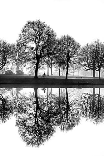 Een spiegelende stadsgracht op een mistige morgen in Zwart Wit