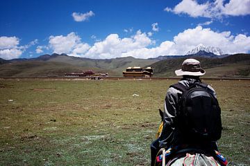 Te paard naar een Boeddhistische tempel in Sichuan van André van Bel