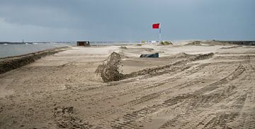 Storm tracks in the sand at north pier by Zaankanteropavontuur