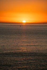 Zonsondergang over de zee van Leo Schindzielorz