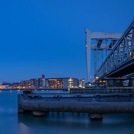 Grote Kerk und Eisenbahnbrücke Dordrecht während der blauen Stunde von Mark den Boer